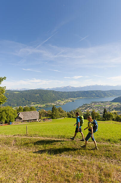 Persondern wandern am Alpe Adria Trail mit Aussicht auf den Ossiacher See